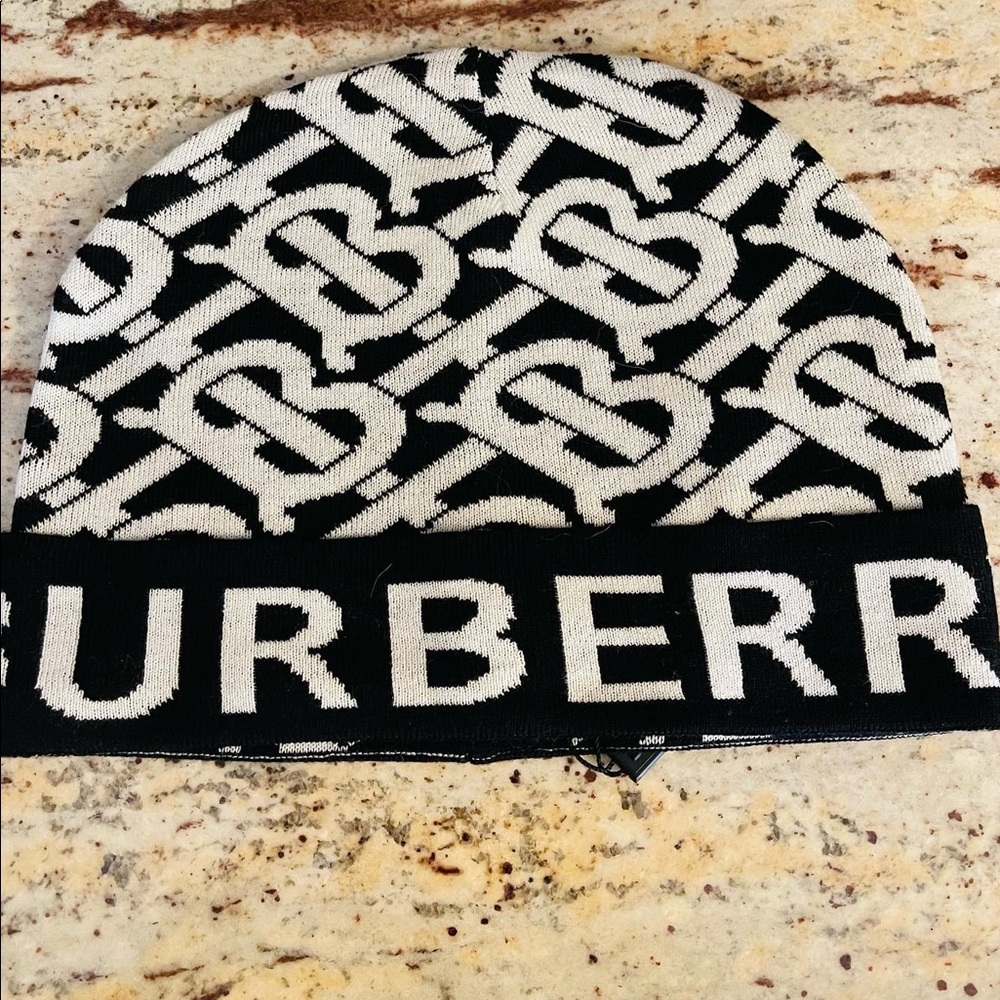 Burberry skully knit hat